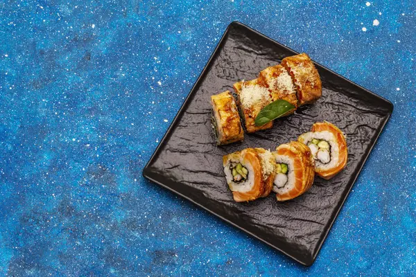 Gegrilde Tijgergarnalen Sushi Japanse Koreaanse Roll Met Verschillende Verse Ingrediënten — Stockfoto