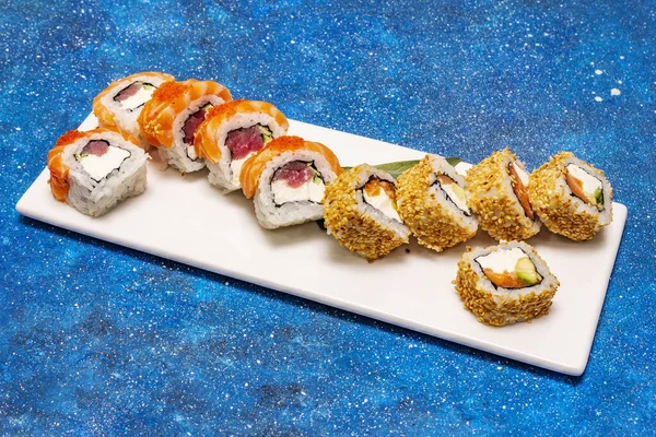 Gesorteerde Sushi Set Japanse Koreaanse Roll Met Verschillende Verse Ingrediënten — Stockfoto