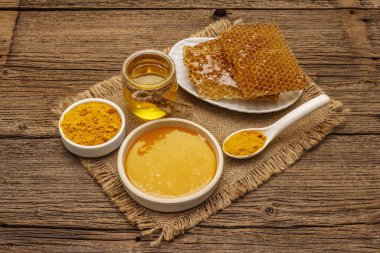 Spa konsepti. Bal ve zerdeçal ile kendine dikkat et. Doğal organik kozmetik ürünler, ev yapımı ürünler, alternatif yaşam tarzı. Klasik ahşap arkaplan