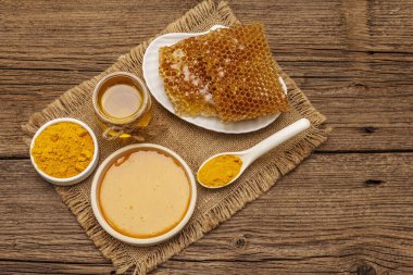 Spa konsepti. Bal ve zerdeçal ile kendine dikkat et. Doğal organik kozmetik ürünler, ev yapımı ürünler, alternatif yaşam tarzı. Klasik ahşap arkaplan