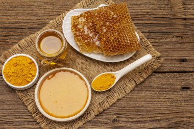 Spa konsepti. Bal ve zerdeçal ile kendine dikkat et. Doğal organik kozmetik ürünler, ev yapımı ürünler, alternatif yaşam tarzı. Klasik ahşap arkaplan