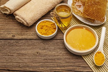 Spa konsepti. Bal ve zerdeçal ile kendine dikkat et. Doğal organik kozmetik ürünler, ev yapımı ürünler, alternatif yaşam tarzı. Klasik ahşap arkaplan