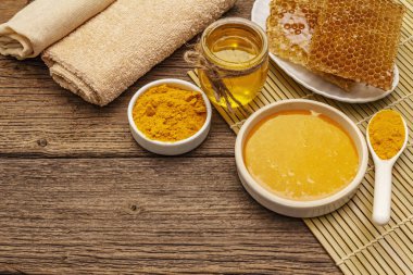 Spa konsepti. Bal ve zerdeçal ile kendine dikkat et. Doğal organik kozmetik ürünler, ev yapımı ürünler, alternatif yaşam tarzı. Klasik ahşap arkaplan