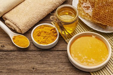 Spa konsepti. Bal ve zerdeçal ile kendine dikkat et. Doğal organik kozmetik ürünler, ev yapımı ürünler, alternatif yaşam tarzı. Klasik ahşap arkaplan