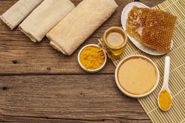 Spa konsepti. Bal ve zerdeçal ile kendine dikkat et. Doğal organik kozmetik ürünler, ev yapımı ürünler, alternatif yaşam tarzı. Klasik ahşap arkaplan