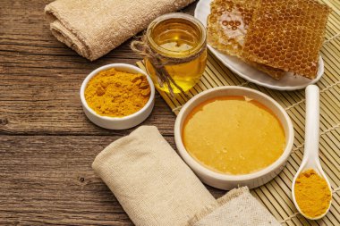 Spa konsepti. Bal ve zerdeçal ile kendine dikkat et. Doğal organik kozmetik ürünler, ev yapımı ürünler, alternatif yaşam tarzı. Klasik ahşap arkaplan