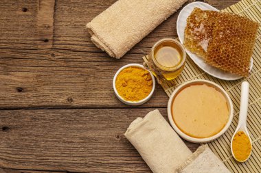 Spa konsepti. Bal ve zerdeçal ile kendine dikkat et. Doğal organik kozmetik ürünler, ev yapımı ürünler, alternatif yaşam tarzı. Klasik ahşap arkaplan