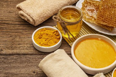 Spa konsepti. Bal ve zerdeçal ile kendine dikkat et. Doğal organik kozmetik ürünler, ev yapımı ürünler, alternatif yaşam tarzı. Klasik ahşap arkaplan
