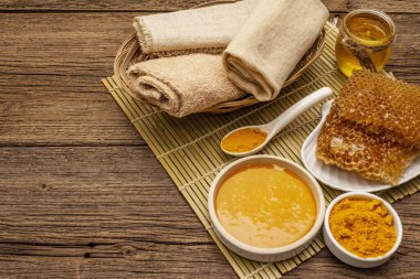 Spa konsepti. Bal ve zerdeçal ile kendine dikkat et. Doğal organik kozmetik ürünler, ev yapımı ürünler, alternatif yaşam tarzı. Klasik ahşap arkaplan