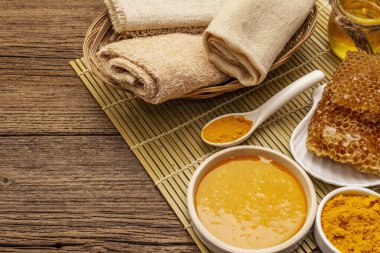 Spa konsepti. Bal ve zerdeçal ile kendine dikkat et. Doğal organik kozmetik ürünler, ev yapımı ürünler, alternatif yaşam tarzı. Klasik ahşap arkaplan