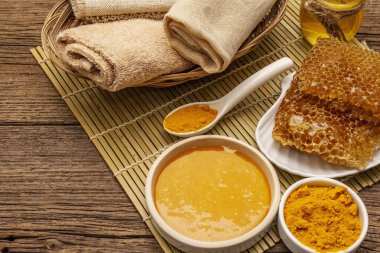 Spa konsepti. Bal ve zerdeçal ile kendine dikkat et. Doğal organik kozmetik ürünler, ev yapımı ürünler, alternatif yaşam tarzı. Klasik ahşap arkaplan