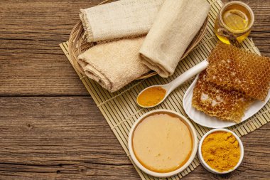 Spa konsepti. Bal ve zerdeçal ile kendine dikkat et. Doğal organik kozmetik ürünler, ev yapımı ürünler, alternatif yaşam tarzı. Klasik ahşap arkaplan