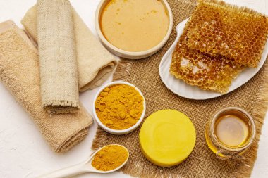 Spa konsepti. Bal ve zerdeçal ile kendine dikkat et. Doğal organik kozmetik ürünler, ev yapımı ürünler, alternatif yaşam tarzı. Beyaz macun arkaplanı