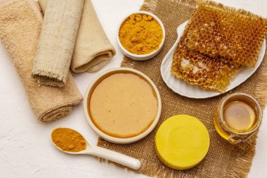 Spa konsepti. Bal ve zerdeçal ile kendine dikkat et. Doğal organik kozmetik ürünler, ev yapımı ürünler, alternatif yaşam tarzı. Beyaz macun arkaplanı