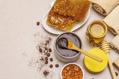 Spa konsepti. Bal, kahve ve zerdeçal ile kendine dikkat et. Doğal organik kozmetik ürünler, ev yapımı ürünler, alternatif yaşam tarzı. Beyaz macun arkaplanı