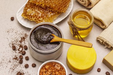 Spa konsepti. Bal, kahve ve zerdeçal ile kendine dikkat et. Doğal organik kozmetik ürünler, ev yapımı ürünler, alternatif yaşam tarzı. Beyaz macun arkaplanı