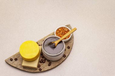 Spa konsepti. Bal, kahve ve zerdeçal ile kendine dikkat et. Doğal organik kozmetik ürünler, ev yapımı ürünler, alternatif yaşam tarzı. Beyaz macun arkaplanı