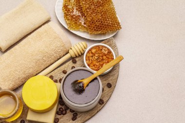 Spa konsepti. Bal, kahve ve zerdeçal ile kendine dikkat et. Doğal organik kozmetik ürünler, ev yapımı ürünler, alternatif yaşam tarzı. Beyaz macun arkaplanı