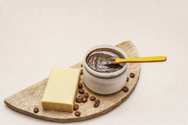 Spa konsepti. Kahve, vücut fırçası ve sabunla kendine iyi bak. Doğal organik kozmetik ürünler, ev yapımı ürünler, alternatif yaşam tarzı. Beyaz macun arkaplanı