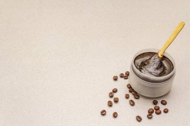 Spa konsepti. Vücudunu fırçalayarak kendine iyi bak. Doğal organik kozmetik ürünler, ev yapımı ürünler, alternatif yaşam tarzı. Beyaz macun arkaplanı