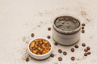 Spa konsepti. Vücut fırçası ve deniz tuzu ile kişisel bakım. Doğal organik kozmetik ürünler, ev yapımı ürünler, alternatif yaşam tarzı. Beyaz macun arkaplanı