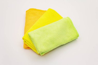 Beyaz arka planda izole edilmiş renkli toz alıcılar. Ev temizleme ürünü, karantinada ev dezenfeksiyonu