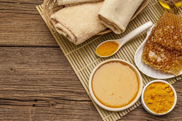 Spa konsepti. Bal ve zerdeçal ile kendine dikkat et. Doğal organik kozmetik ürünler, ev yapımı ürünler, alternatif yaşam tarzı. Klasik ahşap arkaplan