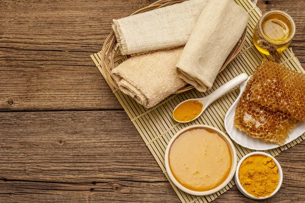 Spa konsepti. Bal ve zerdeçal ile kendine dikkat et. Doğal organik kozmetik ürünler, ev yapımı ürünler, alternatif yaşam tarzı. Klasik ahşap arkaplan