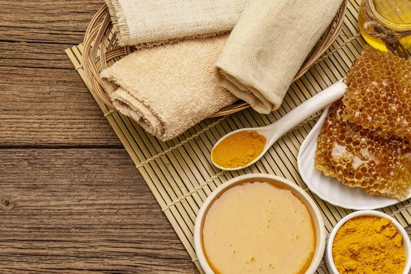 Spa konsepti. Bal ve zerdeçal ile kendine dikkat et. Doğal organik kozmetik ürünler, ev yapımı ürünler, alternatif yaşam tarzı. Klasik ahşap arkaplan