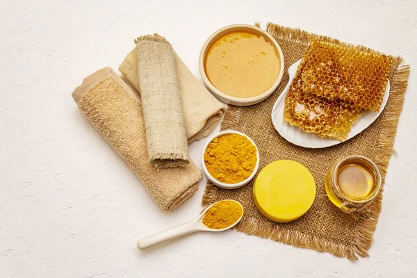 スパのコンセプト 蜂蜜とターメリックでセルフケア 天然有機化粧品 手作り製品 代替ライフスタイル 白いパテの背景 — ストック写真