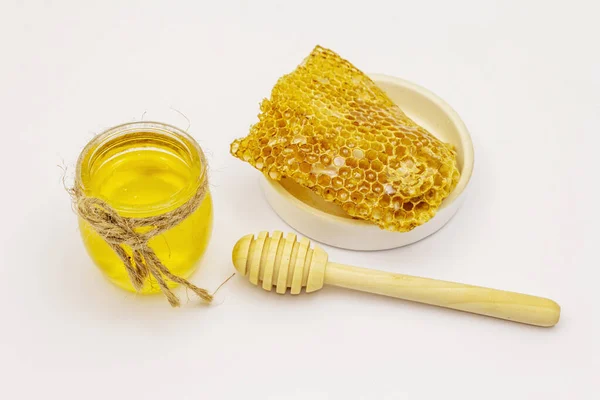 Μέλι Ξύλινο Μέλι Dipper Και Κηρήθρα Απομονώνονται Λευκό Φόντο Γλυκά — Φωτογραφία Αρχείου