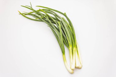 Beyaz arka planda izole edilmiş taze soğan yeşillikleri. Yemek pişirmek için geleneksel malzeme.