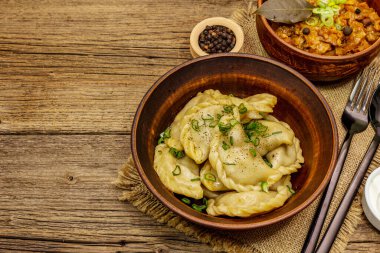 Lahana dolması ve ekşi krema. Geleneksel Ukrayna yemeği. Sağlıklı vejetaryen yemeği. Klasik ahşap masa.