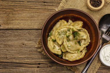 Lahana dolması ve ekşi krema. Geleneksel Ukrayna yemeği. Sağlıklı vejetaryen yemeği. Klasik ahşap masa.