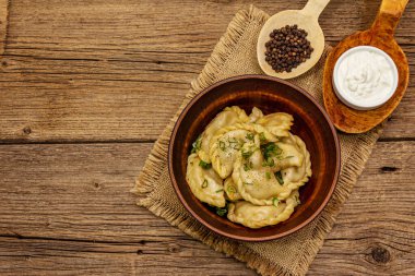 Lahana dolması ve ekşi krema. Geleneksel Ukrayna yemeği. Sağlıklı vejetaryen yemeği. Klasik ahşap masa.