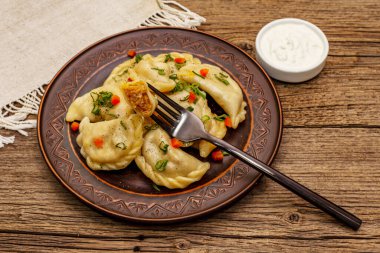 Lahana dolması ve ekşi krema. Geleneksel Ukrayna yemeği. Sağlıklı vejetaryen yemeği. Klasik ahşap masa.