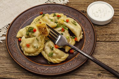 Lahana dolması ve ekşi krema. Geleneksel Ukrayna yemeği. Sağlıklı vejetaryen yemeği. Klasik ahşap masa.