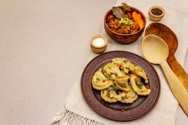 Lahana dolması ve ekşi krema. Geleneksel Ukrayna yemeği v-arenyky. Sağlıklı vejetaryen yemeği. Taş beton arka plan