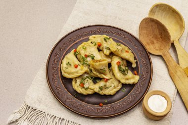 Lahana dolması ve ekşi krema. Geleneksel Ukrayna yemeği v-arenyky. Sağlıklı vejetaryen yemeği. Taş beton arka plan