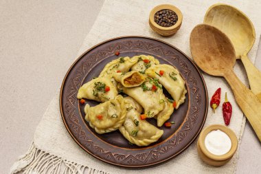 Lahana dolması ve ekşi krema. Geleneksel Ukrayna yemeği v-arenyky. Sağlıklı vejetaryen yemeği. Taş beton arka plan