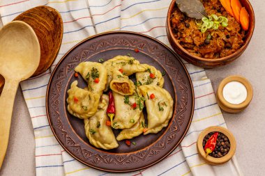 Lahana dolması ve ekşi krema. Geleneksel Ukrayna yemeği v-arenyky. Sağlıklı vejetaryen yemeği. Taş beton arka plan