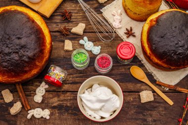 Paskalya pastası süslemesi. Şekerli, soslu, yenilebilir boncuklar. Doğal sağlıklı malzemeler, eski ahşap masa.