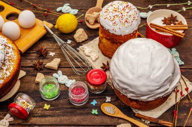 Paskalya pastası süslemesi. Şekerli, soslu, yenilebilir boncuklar. Doğal sağlıklı malzemeler, eski ahşap masa.
