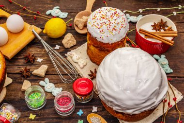 Paskalya pastası süslemesi. Şekerli, soslu, yenilebilir boncuklar. Doğal sağlıklı malzemeler, eski ahşap masa.