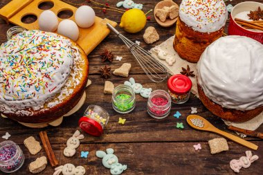 Paskalya pastası süslemesi. Şekerli, soslu, yenilebilir boncuklar. Doğal sağlıklı malzemeler, eski ahşap masa.