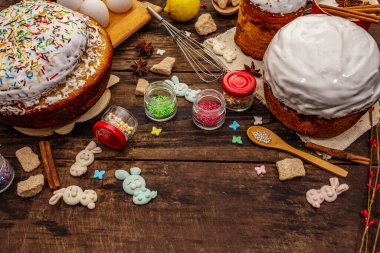 Paskalya pastası süslemesi. Şekerli, soslu, yenilebilir boncuklar. Doğal sağlıklı malzemeler, eski ahşap masa.