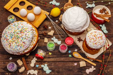Paskalya pastası süslemesi. Şekerli, soslu, yenilebilir boncuklar. Doğal sağlıklı malzemeler, eski ahşap masa.