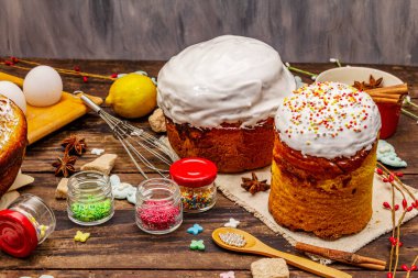 Paskalya pastası süslemesi. Şekerli, soslu, yenilebilir boncuklar. Doğal sağlıklı malzemeler, eski ahşap masa.