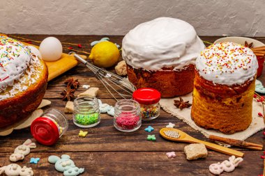 Paskalya pastası süslemesi. Şekerli, soslu, yenilebilir boncuklar. Doğal sağlıklı malzemeler, eski ahşap masa.