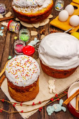 Paskalya pastası süslemesi. Şekerli, soslu, yenilebilir boncuklar. Doğal sağlıklı malzemeler, eski ahşap masa.